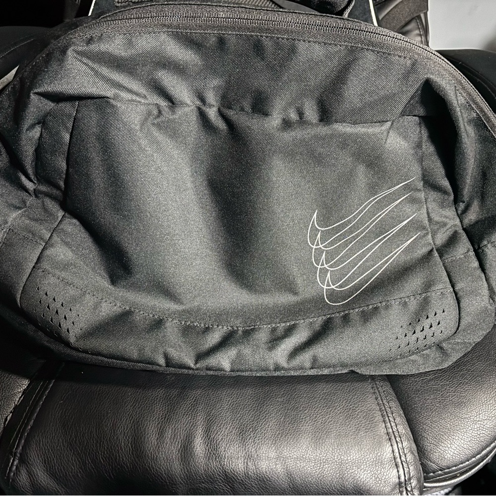 Nike medium Duffle bag Gently used